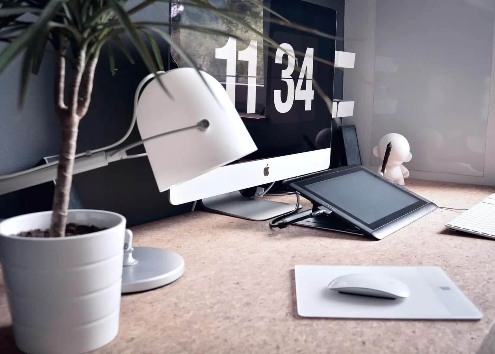 Pracovní stůl a zařízení